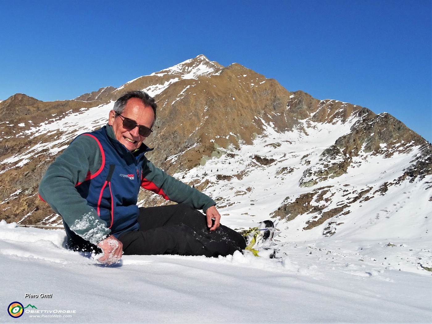 44 Autoscatto con affondo nella neve con vista in Monte Fioraro (2431 m).JPG -                                